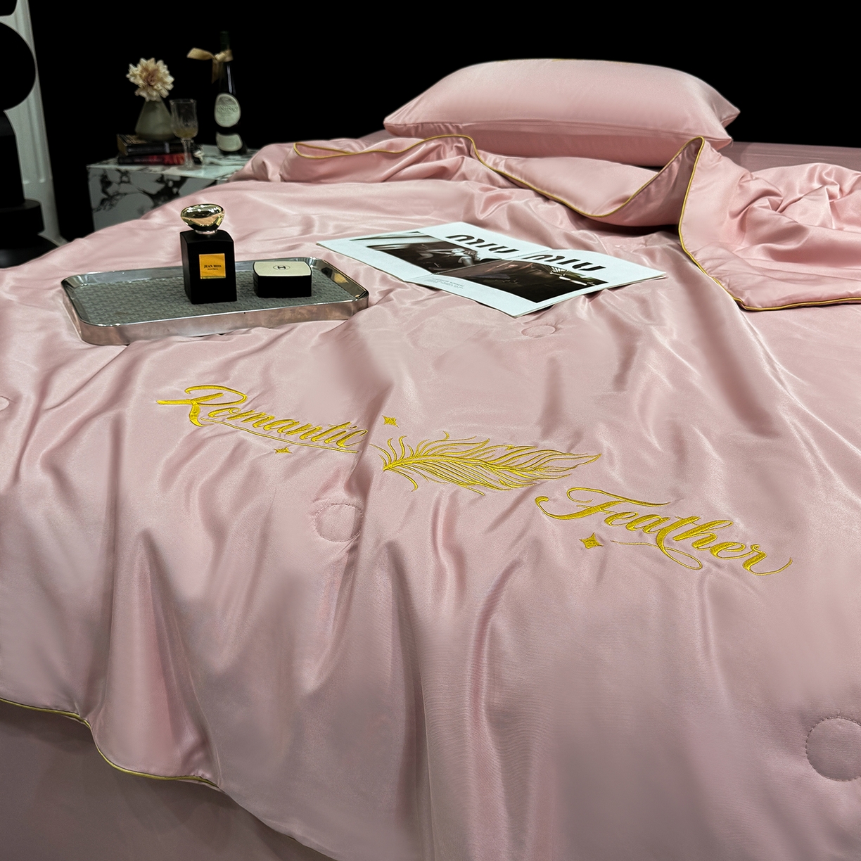 91家纺网 家纺一手货源 找家纺 欢乐季 2026新款A类水洗冰丝羽毛刺绣夏被夏凉被空调被四件套 藕粉