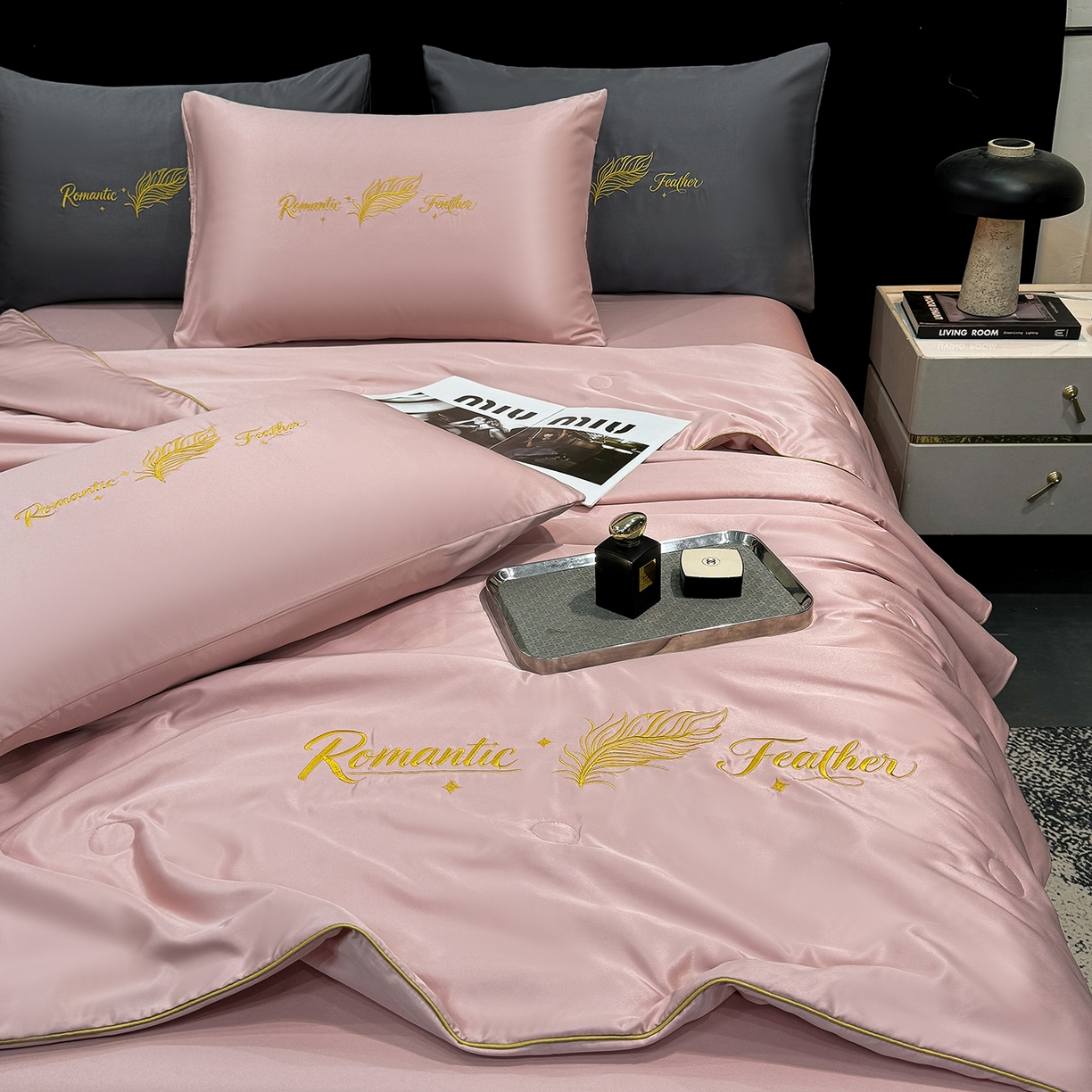 91家纺网 家纺一手货源 找家纺 欢乐季 2026新款A类水洗冰丝羽毛刺绣夏被夏凉被空调被四件套 藕粉