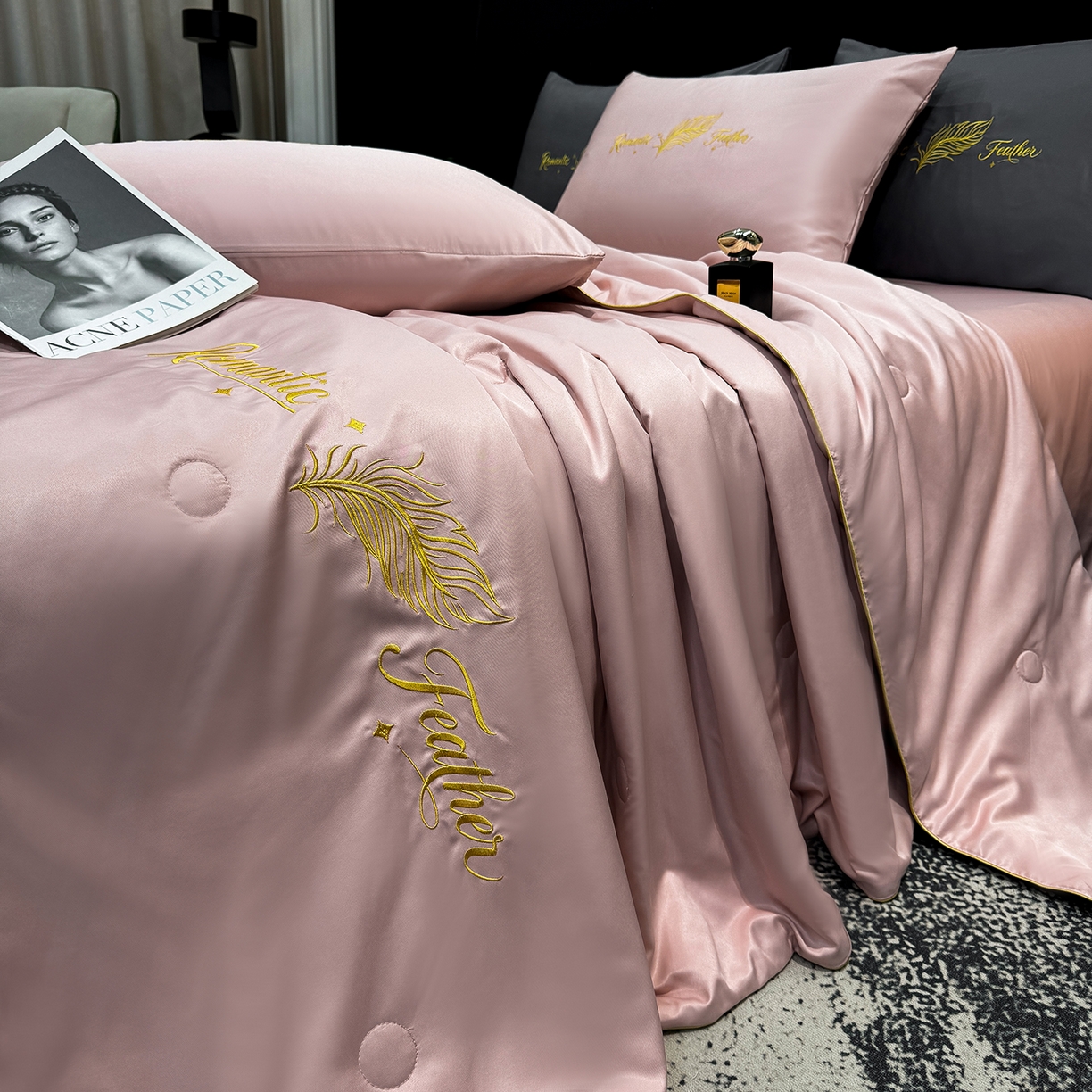 91家纺网 家纺一手货源 找家纺 欢乐季 2026新款A类水洗冰丝羽毛刺绣夏被夏凉被空调被四件套 藕粉