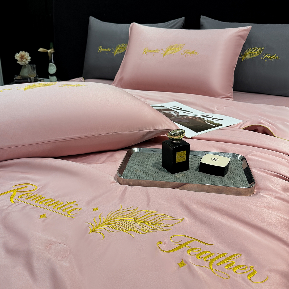 91家纺网 家纺一手货源 找家纺 欢乐季 2026新款A类水洗冰丝羽毛刺绣夏被夏凉被空调被四件套 藕粉