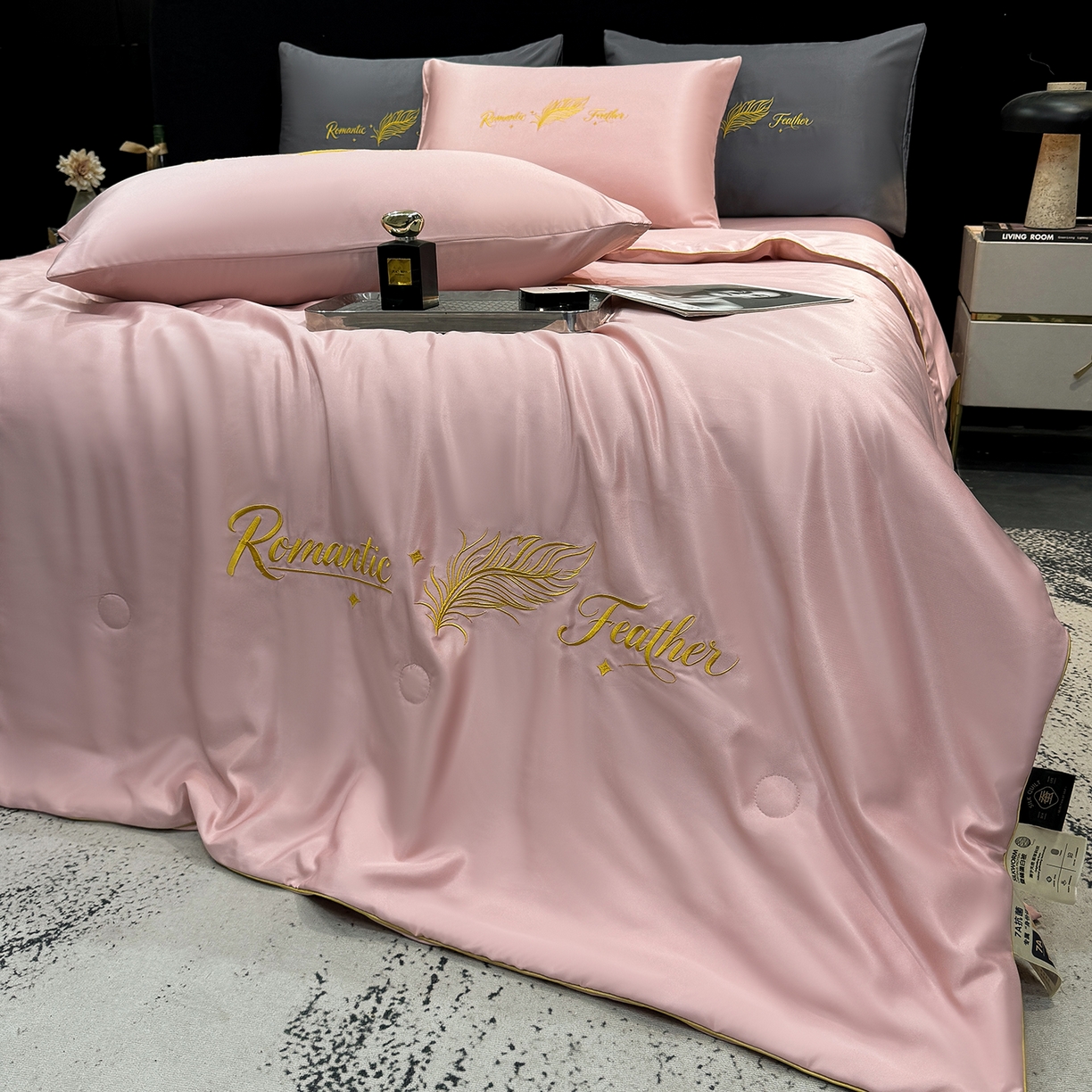 91家纺网 家纺一手货源 找家纺 欢乐季 2026新款A类水洗冰丝羽毛刺绣夏被夏凉被空调被四件套 藕粉