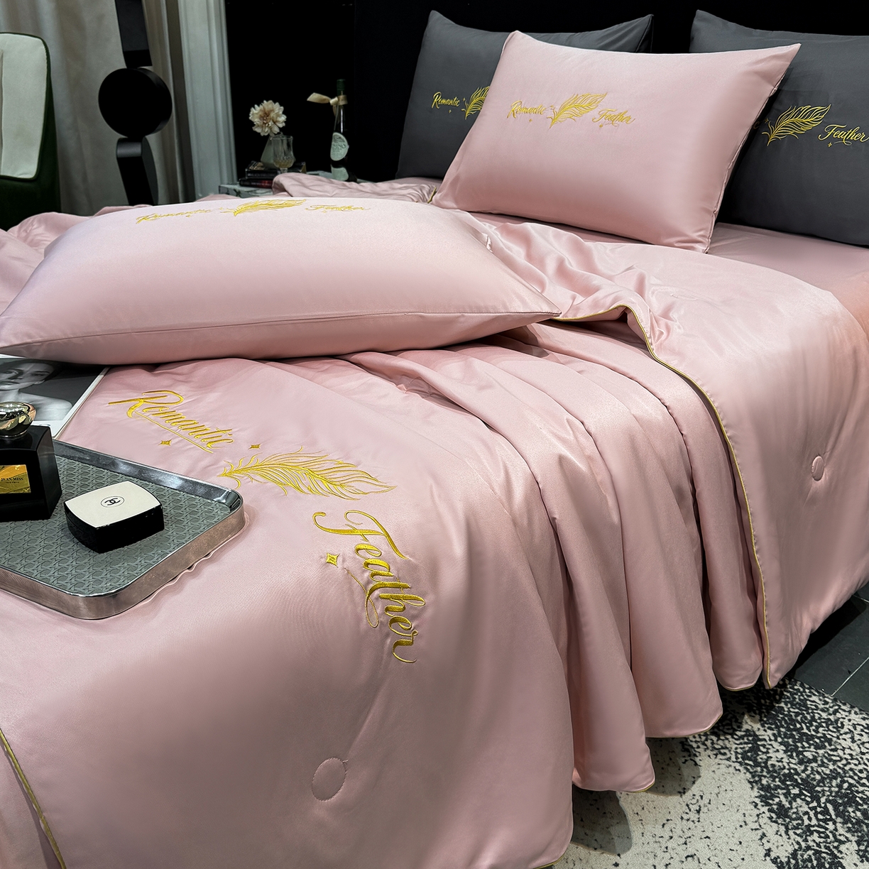 91家纺网 家纺一手货源 找家纺 欢乐季 2026新款A类水洗冰丝羽毛刺绣夏被夏凉被空调被四件套 藕粉