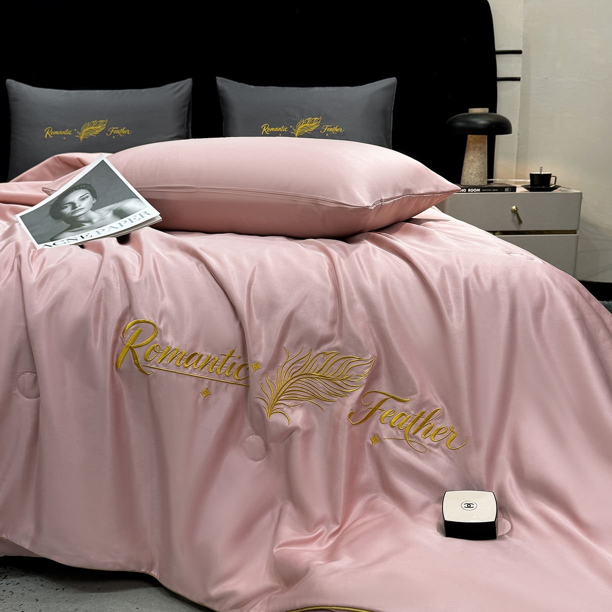 91家纺网 家纺一手货源 找家纺 欢乐季 2026新款A类水洗冰丝羽毛刺绣夏被夏凉被空调被四件套 藕粉