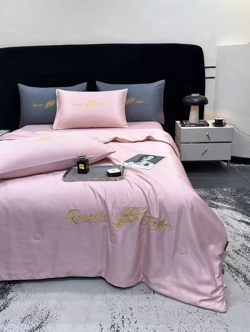 91家纺网 家纺一手货源 找家纺 欢乐季 2026新款A类水洗冰丝羽毛刺绣夏被夏凉被空调被四件套 藕粉