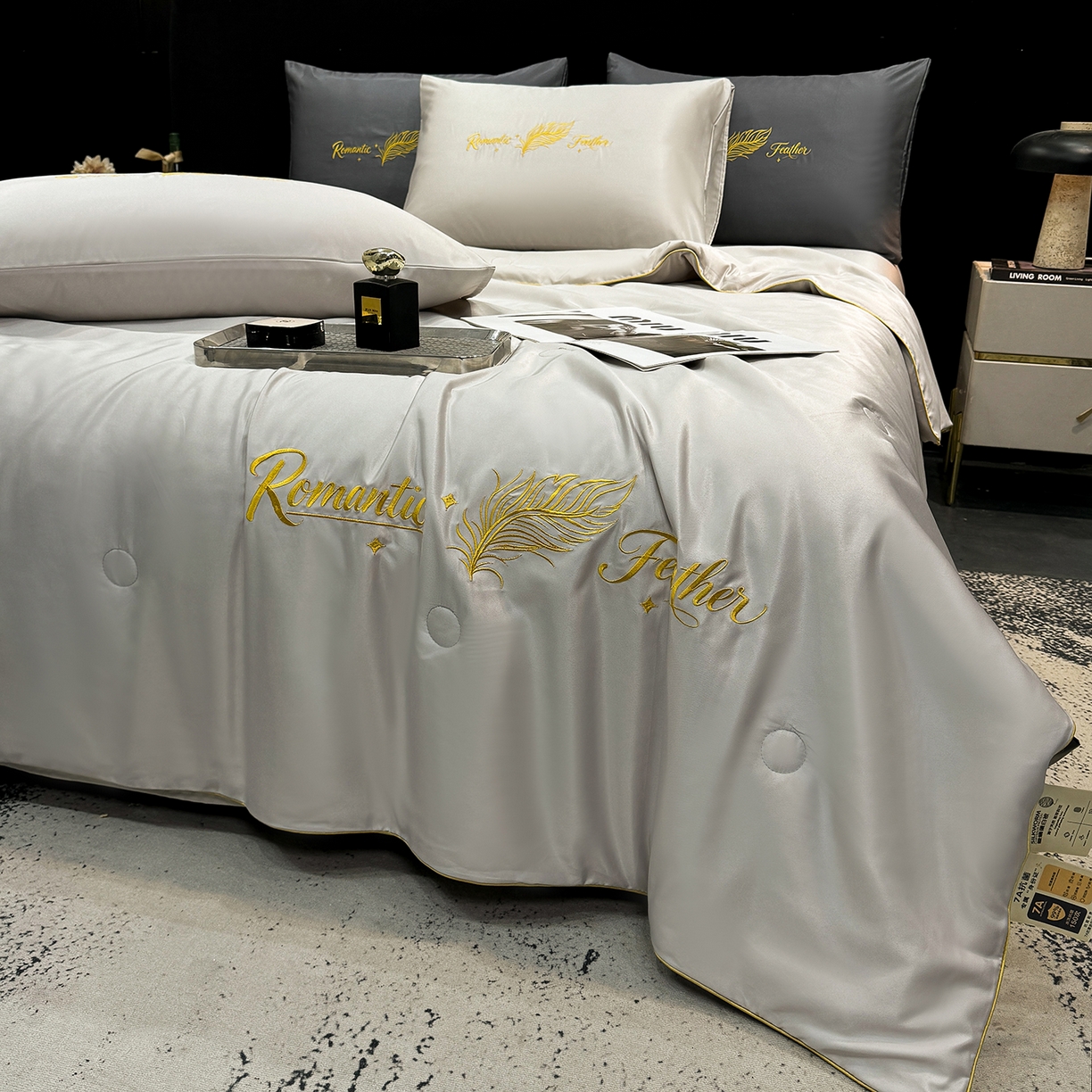 91家纺网 家纺一手货源 找家纺 欢乐季 2026新款A类水洗冰丝羽毛刺绣夏被夏凉被空调被四件套 浅灰