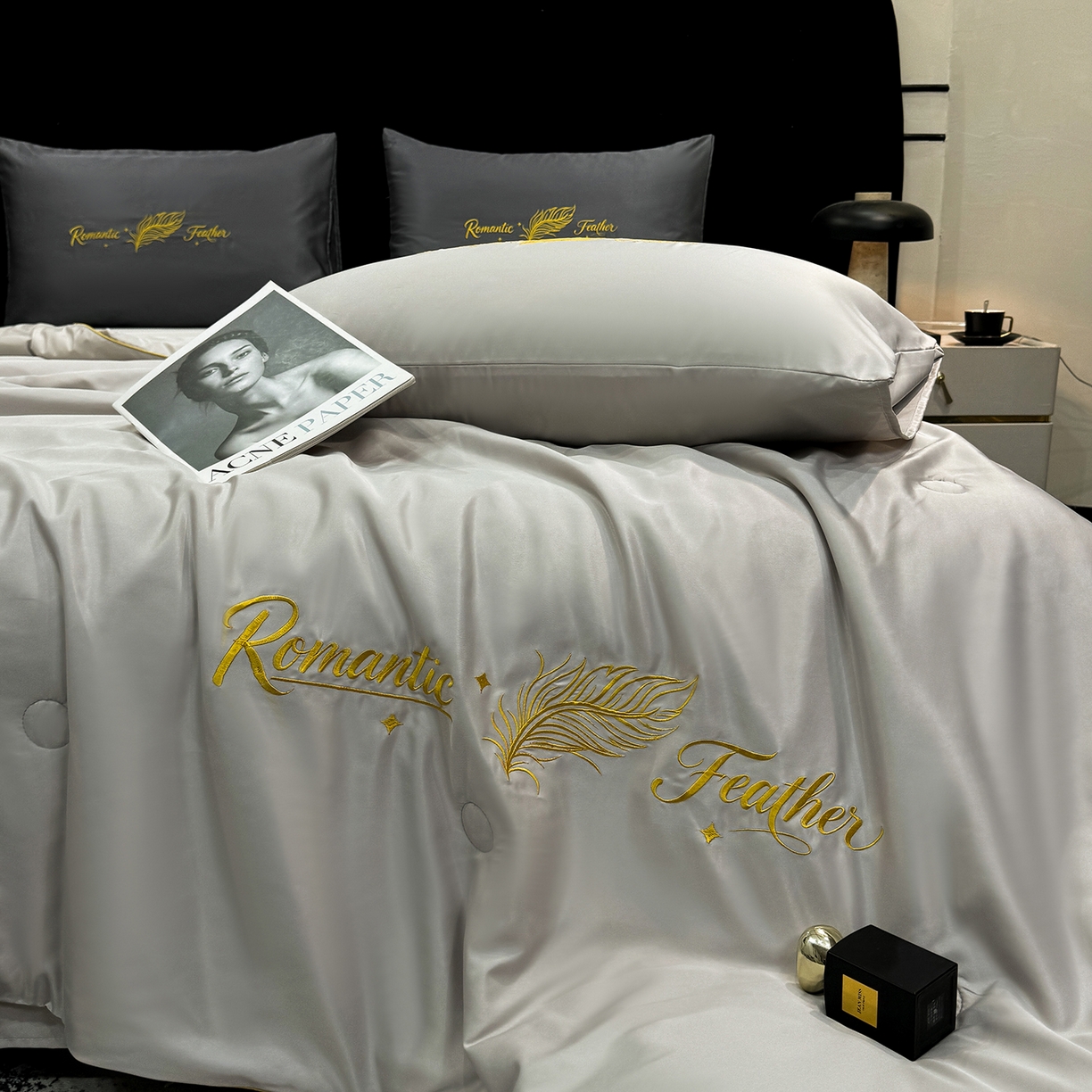 91家纺网 家纺一手货源 找家纺 欢乐季 2026新款A类水洗冰丝羽毛刺绣夏被夏凉被空调被四件套 浅灰