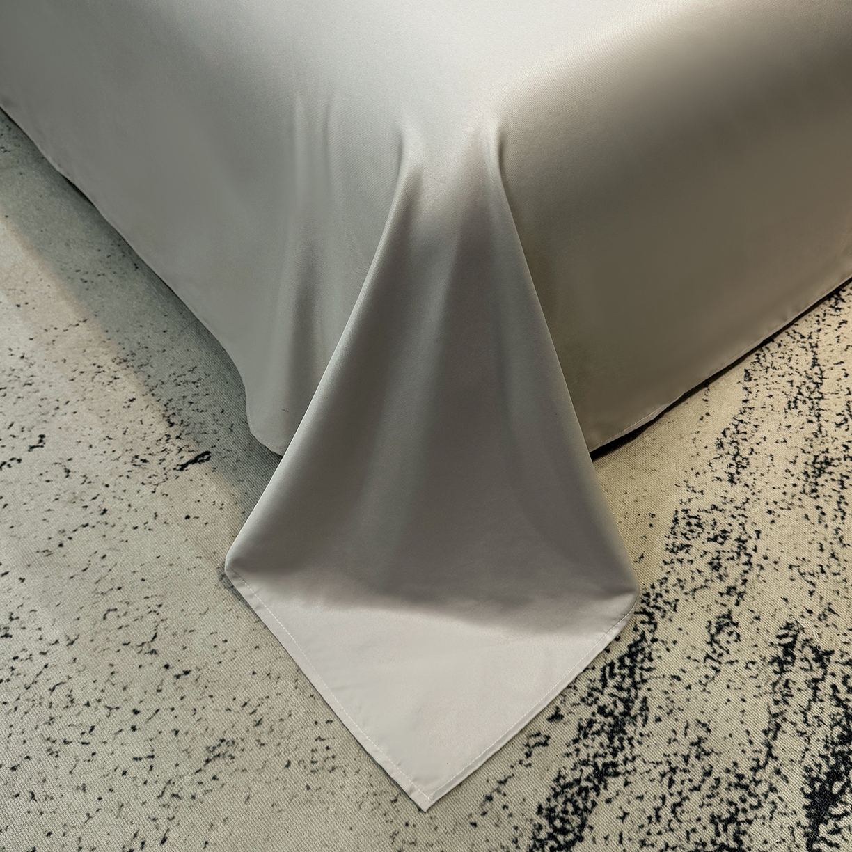 91家纺网 家纺一手货源 找家纺 欢乐季 2026新款A类水洗冰丝羽毛刺绣夏被夏凉被空调被四件套 浅灰