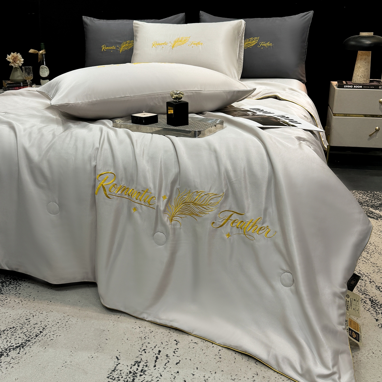 91家纺网 家纺一手货源 找家纺 欢乐季 2026新款A类水洗冰丝羽毛刺绣夏被夏凉被空调被四件套 浅灰