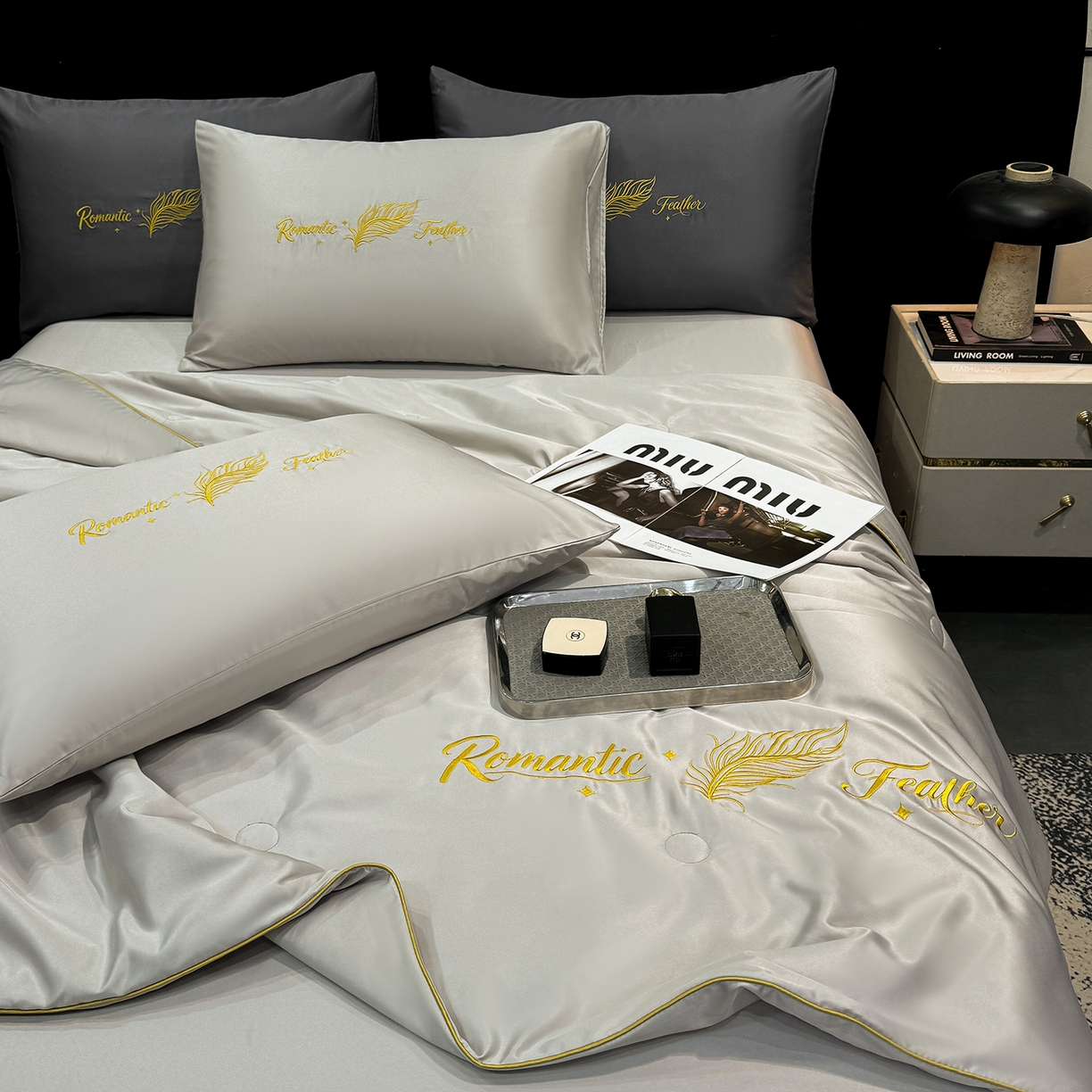 91家纺网 家纺一手货源 找家纺 欢乐季 2026新款A类水洗冰丝羽毛刺绣夏被夏凉被空调被四件套 浅灰