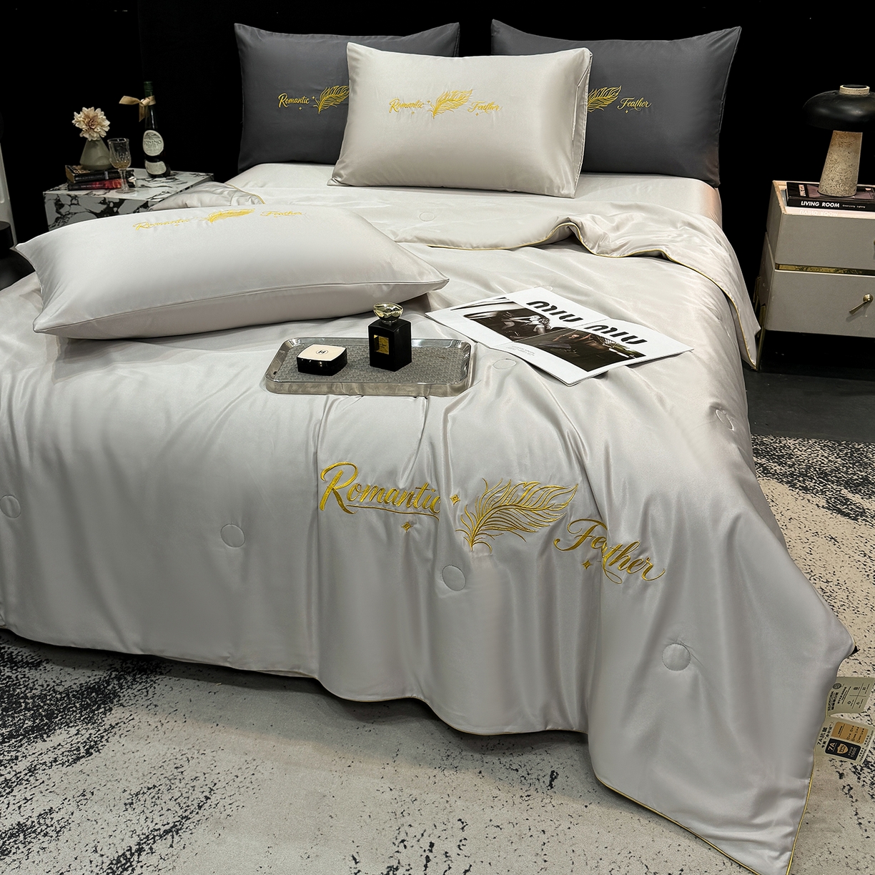 91家纺网 家纺一手货源 找家纺 欢乐季 2026新款A类水洗冰丝羽毛刺绣夏被夏凉被空调被四件套 浅灰