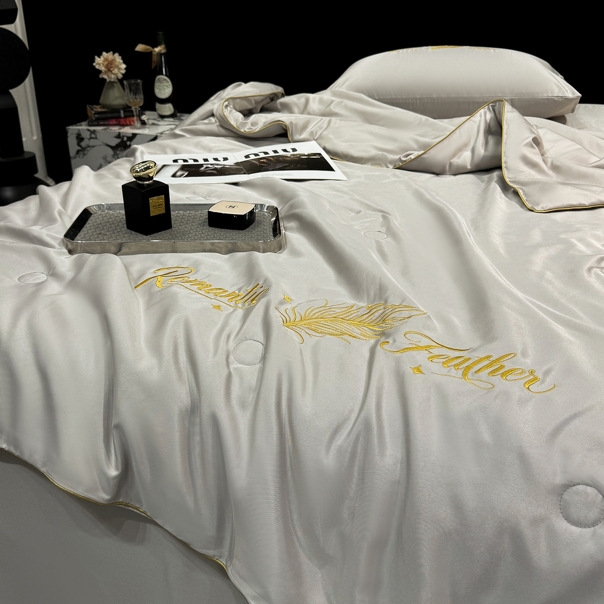 91家纺网 家纺一手货源 找家纺 欢乐季 2026新款A类水洗冰丝羽毛刺绣夏被夏凉被空调被四件套 浅灰