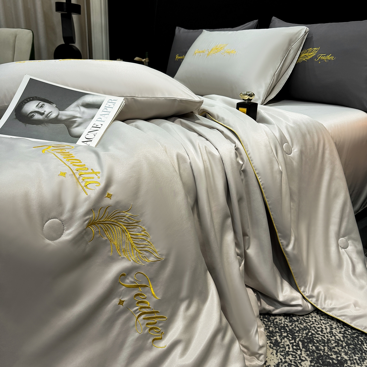 91家纺网 家纺一手货源 找家纺 欢乐季 2026新款A类水洗冰丝羽毛刺绣夏被夏凉被空调被四件套 浅灰