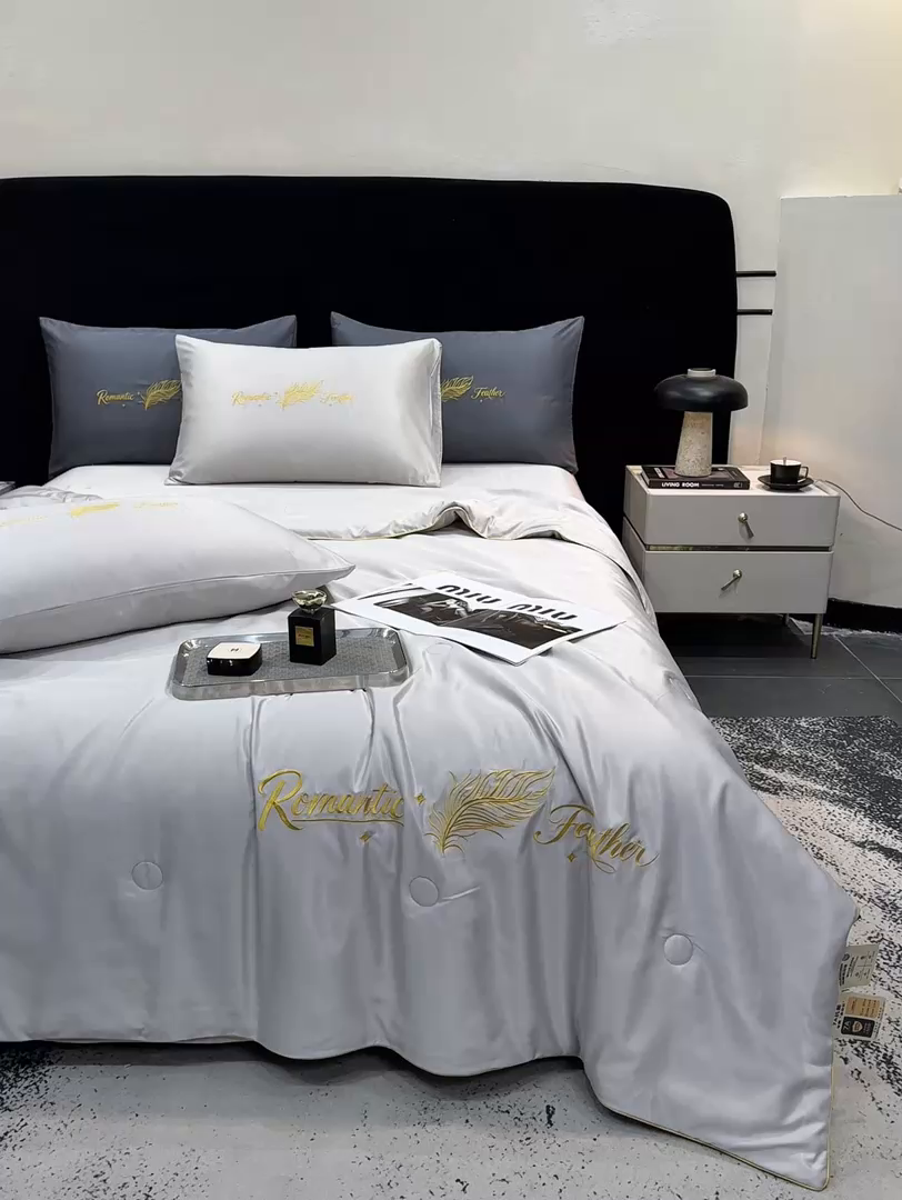 91家纺网 家纺一手货源 找家纺 欢乐季 2026新款A类水洗冰丝羽毛刺绣夏被夏凉被空调被四件套 浅灰