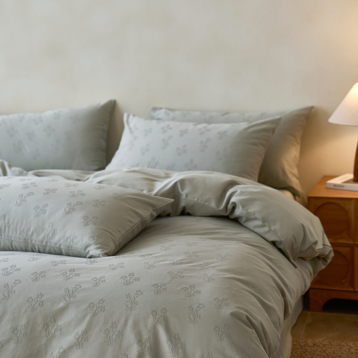 91家纺网 家纺一手货源 找家纺 初拾 2026新款60支贡缎全棉厚织提花水洗四件套“长期主义”系列（会员减10日常券后小三件不低于268元 ，标准不低于328元） 漫漫花落