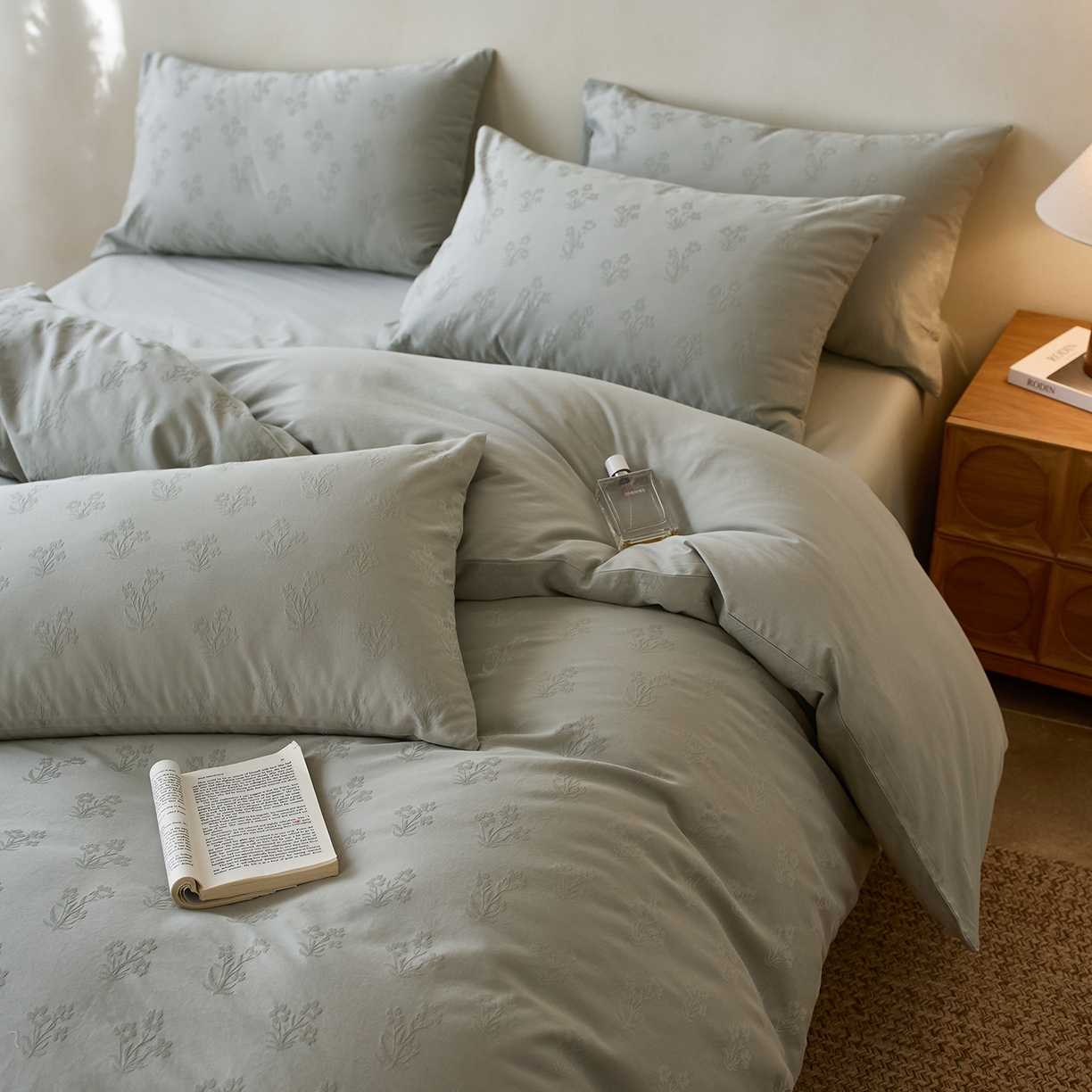 91家纺网 家纺一手货源 找家纺 初拾 2026新款60支贡缎全棉厚织提花水洗四件套“长期主义”系列（会员减10日常券后小三件不低于268元 ，标准不低于328元） 漫漫花落