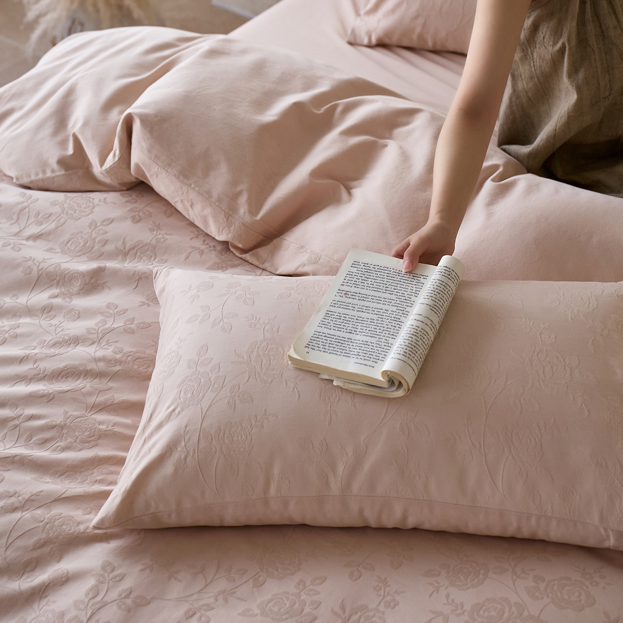 91家纺网 家纺一手货源 找家纺 初拾 2026新款60支贡缎全棉厚织提花水洗四件套“长期主义”系列（会员减10日常券后小三件不低于268元 ，标准不低于328元） 玫瑰故事