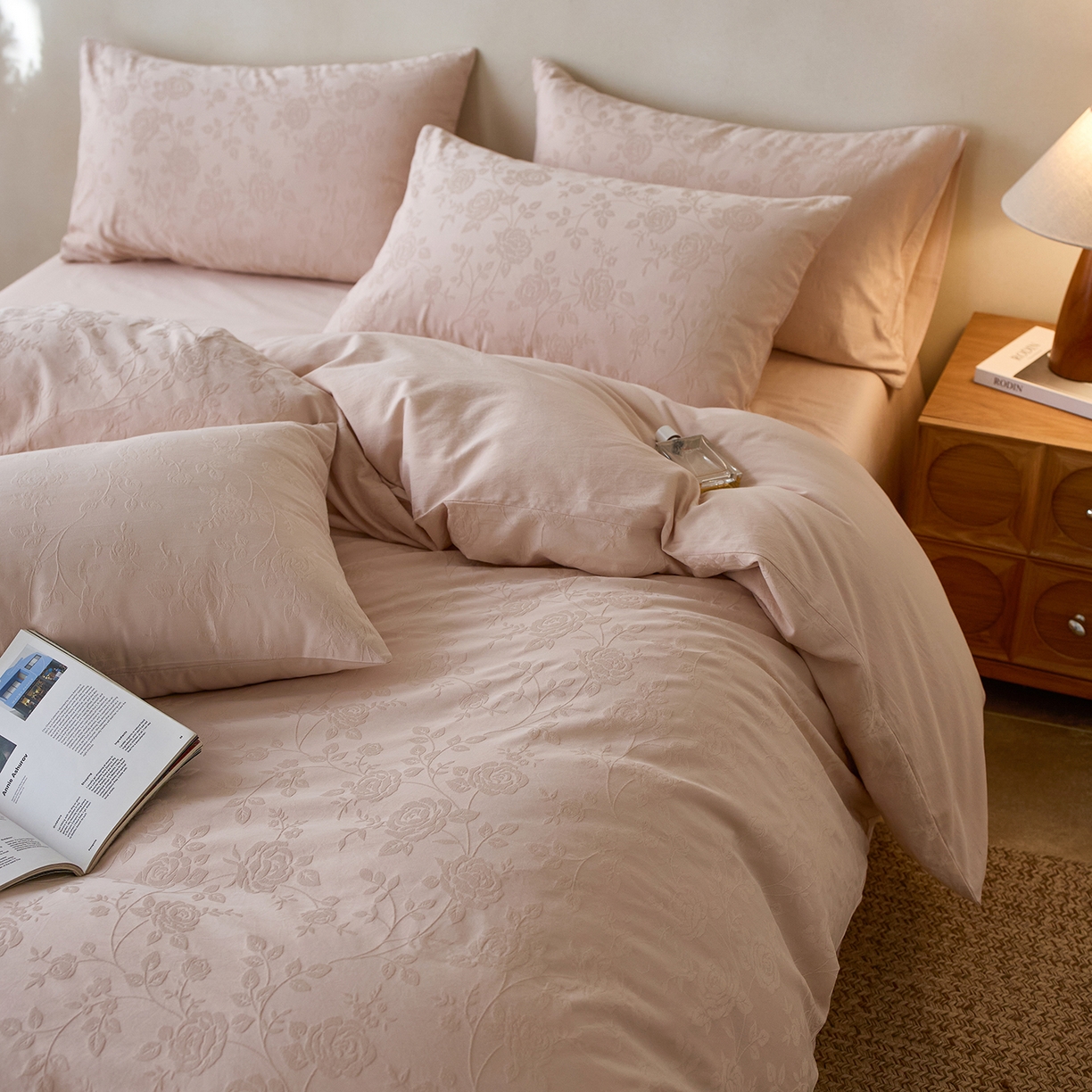 91家纺网 家纺一手货源 找家纺 初拾 2026新款60支贡缎全棉厚织提花水洗四件套“长期主义”系列（会员减10日常券后小三件不低于268元 ，标准不低于328元） 玫瑰故事