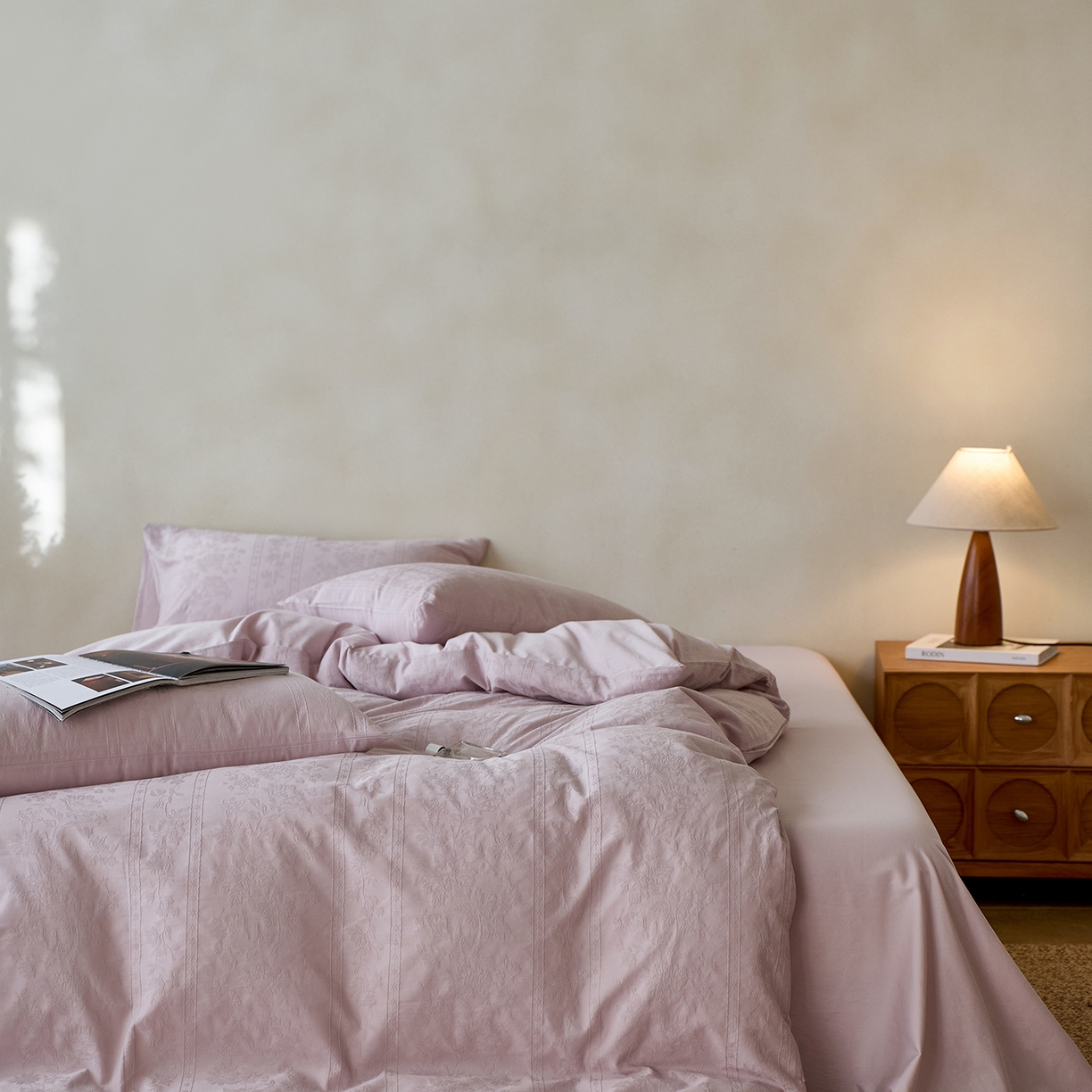 91家纺网 家纺一手货源 找家纺 初拾 2026新款60支贡缎全棉厚织提花水洗四件套“长期主义”系列（会员减10日常券后小三件不低于268元 ，标准不低于328元） 圆舞曲