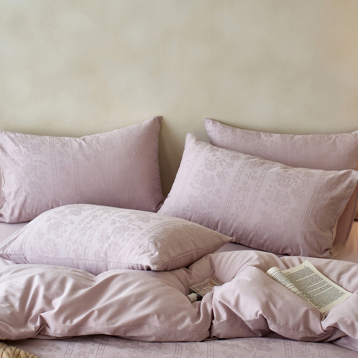 91家纺网 家纺一手货源 找家纺 初拾 2026新款60支贡缎全棉厚织提花水洗四件套“长期主义”系列（会员减10日常券后小三件不低于268元 ，标准不低于328元） 圆舞曲