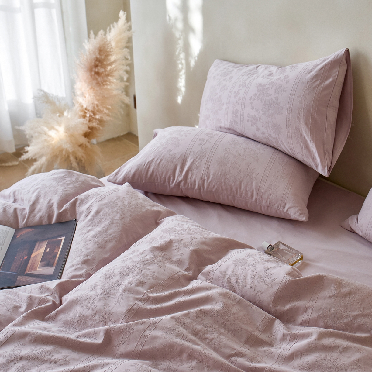 91家纺网 家纺一手货源 找家纺 初拾 2026新款60支贡缎全棉厚织提花水洗四件套“长期主义”系列（会员减10日常券后小三件不低于268元 ，标准不低于328元） 圆舞曲