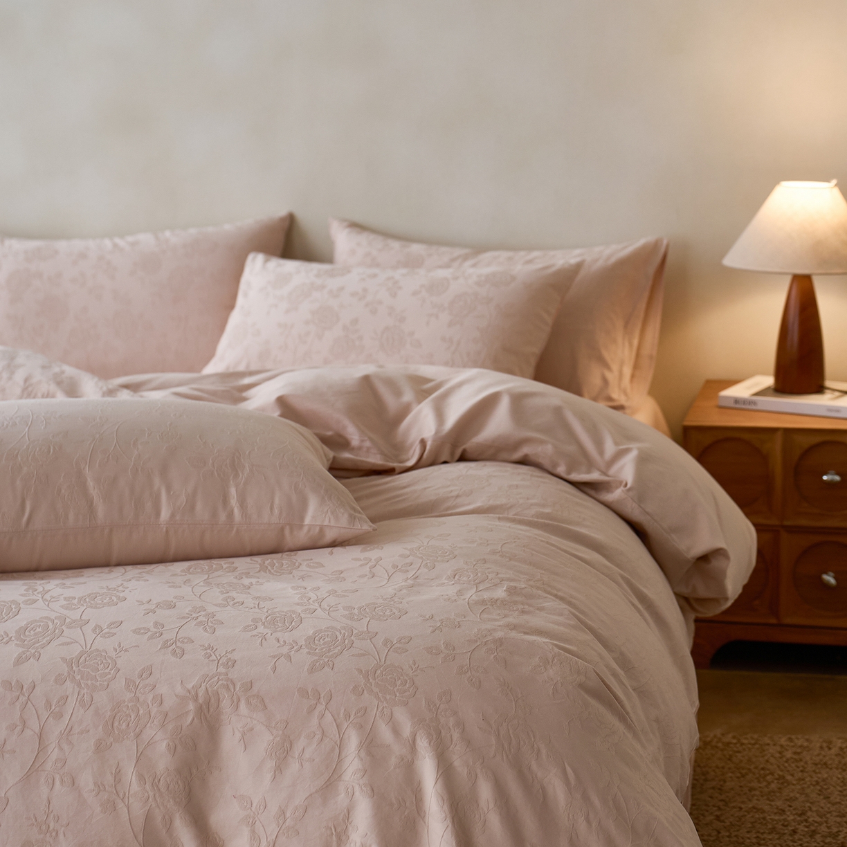 91家纺网 家纺一手货源 找家纺 初拾 2026新款60支贡缎全棉厚织提花水洗四件套“长期主义”系列（会员减10日常券后小三件不低于268元 ，标准不低于328元） 玫瑰故事