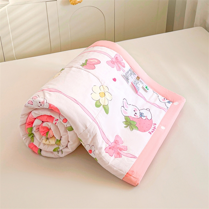 91家纺网 家纺一手货源 找家纺 米萝家居 2026新款全棉夏凉被纯棉空调被印花夏被 草莓粉兔