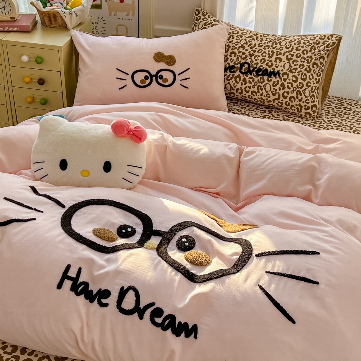 91家纺网 家纺一手货源 找家纺 （总）沐慕 2026新款卡通毛巾绣云朵棉四件套-豹纹大眼猫