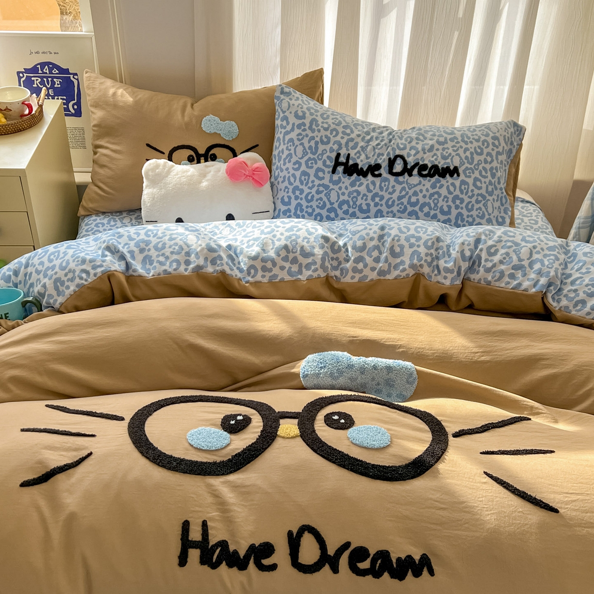 91家纺网 家纺一手货源 找家纺 沐慕 2026新款卡通毛巾绣云朵棉四件套-豹纹大眼猫 豹纹大眼猫-咖蓝