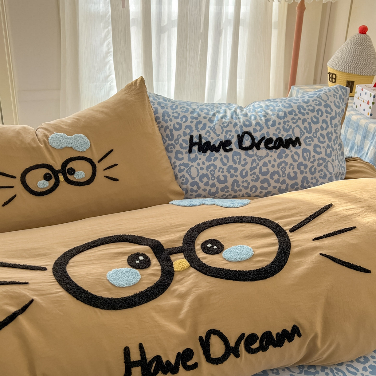 91家纺网 家纺一手货源 找家纺 沐慕 2026新款卡通毛巾绣云朵棉四件套-豹纹大眼猫 豹纹大眼猫-咖蓝