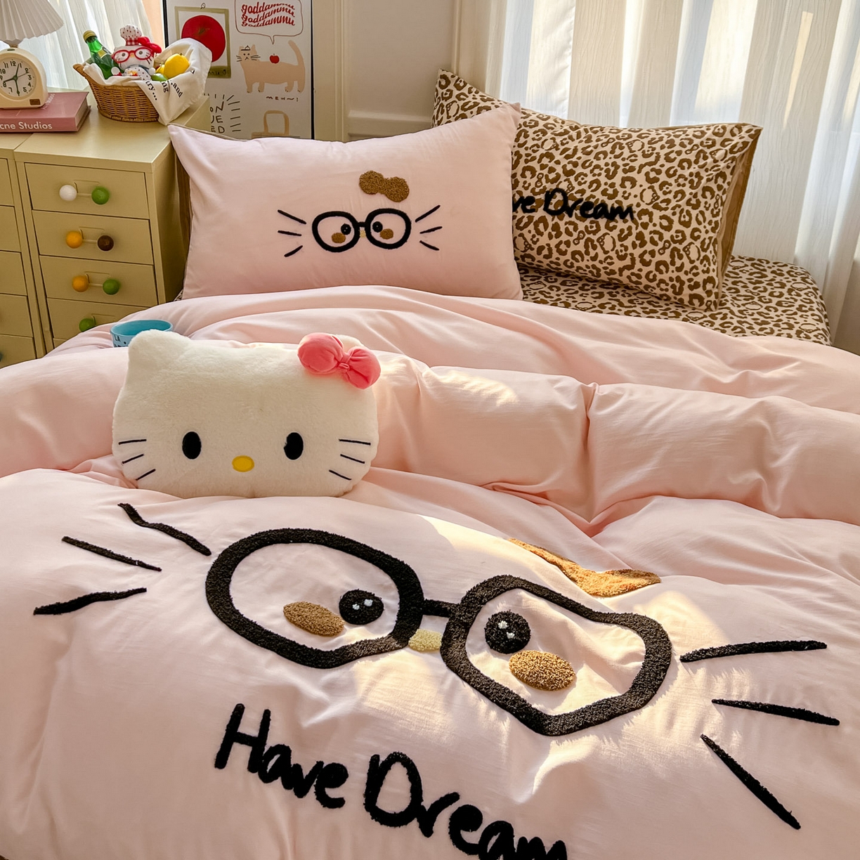 91家纺网 家纺一手货源 找家纺 沐慕 2026新款卡通毛巾绣云朵棉四件套-豹纹大眼猫 豹纹大眼猫-粉