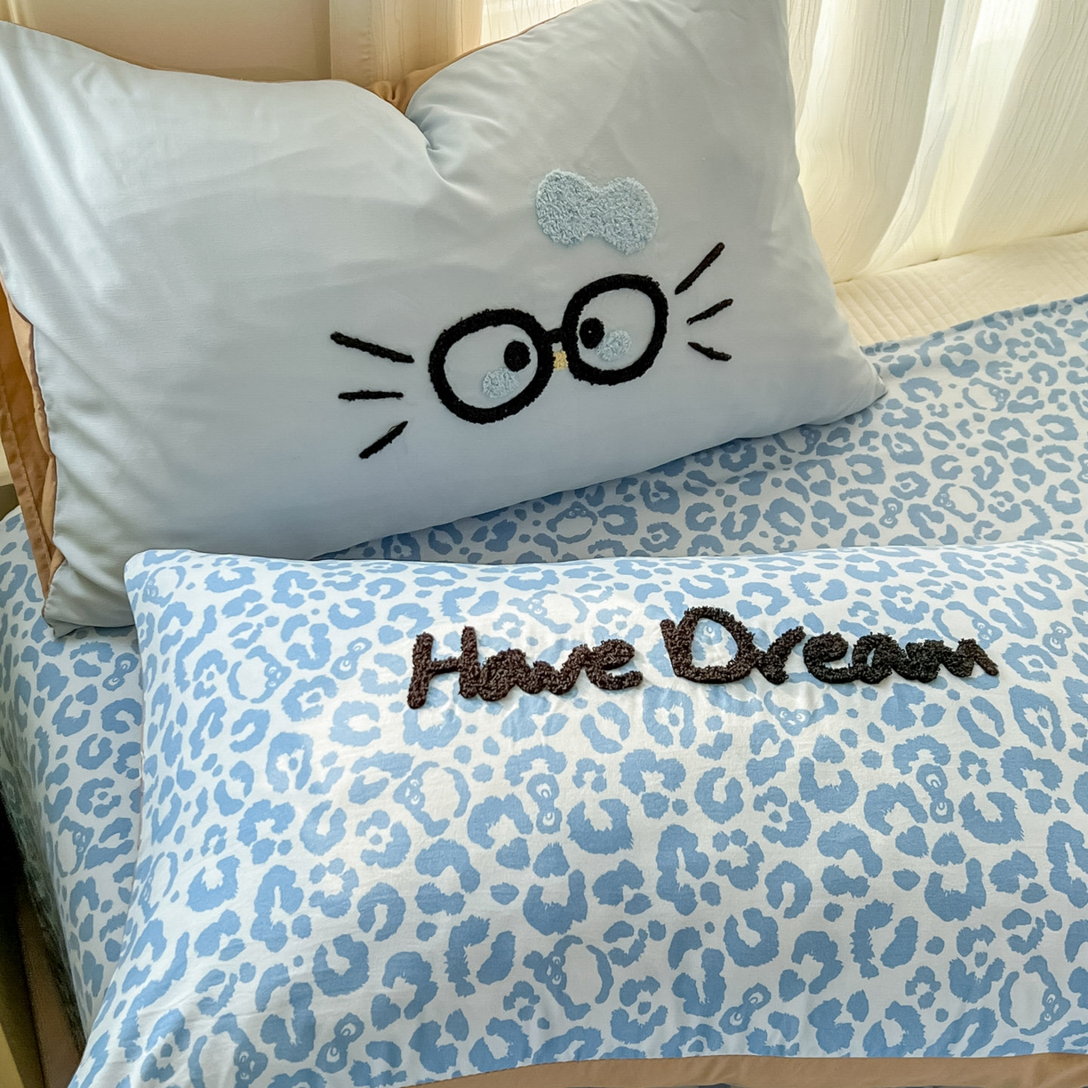 91家纺网 家纺一手货源 找家纺 沐慕 2026新款卡通毛巾绣云朵棉四件套-豹纹大眼猫 豹纹大眼猫-浅蓝