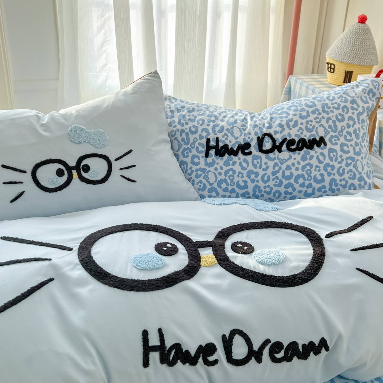 91家纺网 家纺一手货源 找家纺 沐慕 2026新款卡通毛巾绣云朵棉四件套-豹纹大眼猫 豹纹大眼猫-浅蓝