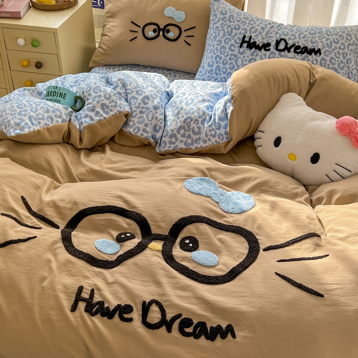 91家纺网 家纺一手货源 找家纺 沐慕 2026新款卡通毛巾绣云朵棉四件套-豹纹大眼猫 豹纹大眼猫-咖蓝