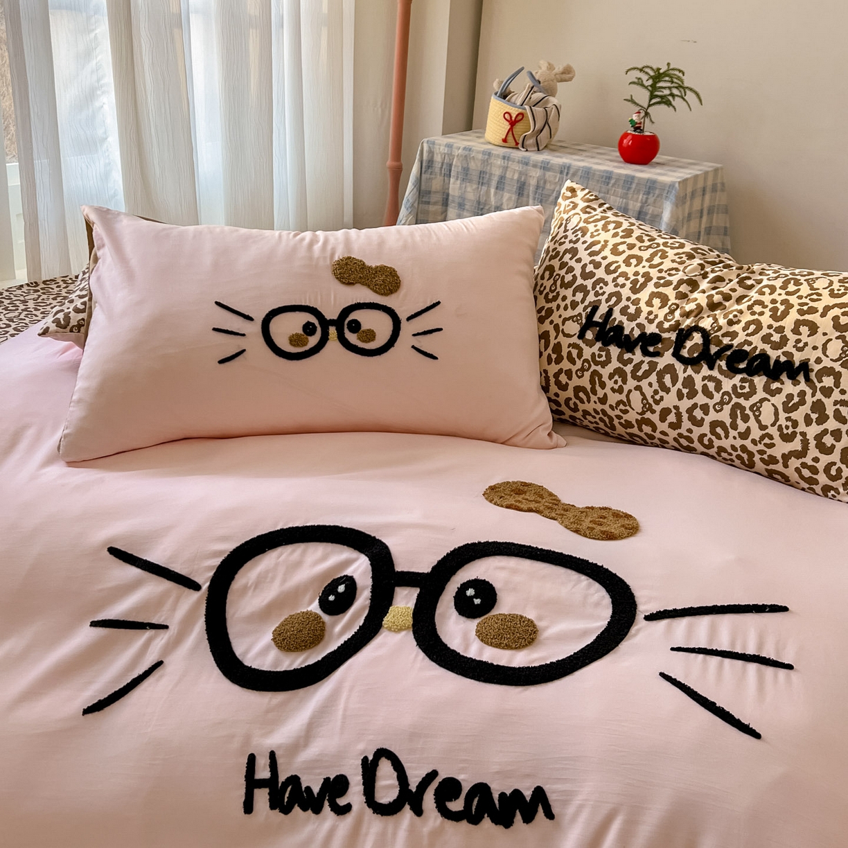 91家纺网 家纺一手货源 找家纺 沐慕 2026新款卡通毛巾绣云朵棉四件套-豹纹大眼猫 豹纹大眼猫-粉