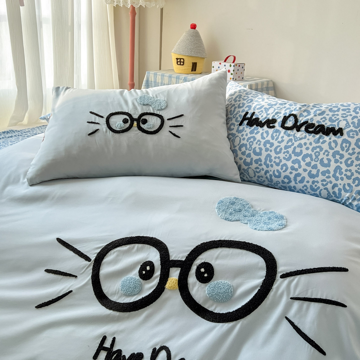 91家纺网 家纺一手货源 找家纺 沐慕 2026新款卡通毛巾绣云朵棉四件套-豹纹大眼猫 豹纹大眼猫-浅蓝