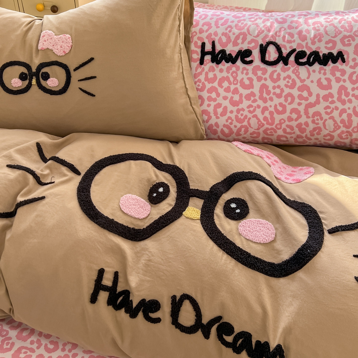 91家纺网 家纺一手货源 找家纺 沐慕 2026新款卡通毛巾绣云朵棉四件套-豹纹大眼猫 豹纹大眼猫-咖