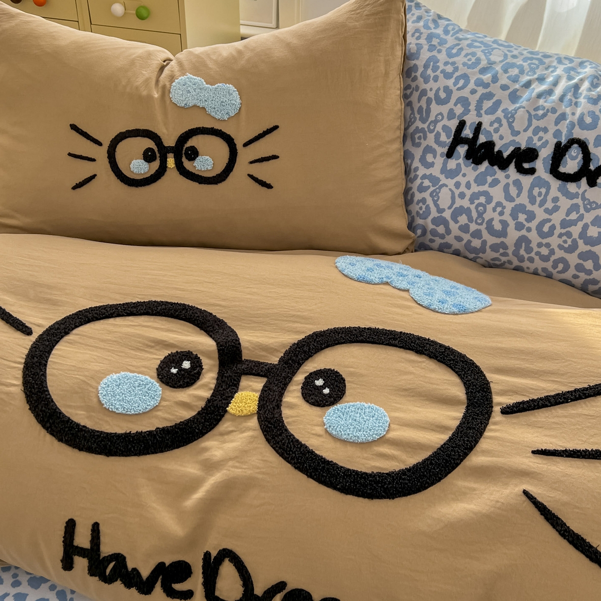 91家纺网 家纺一手货源 找家纺 沐慕 2026新款卡通毛巾绣云朵棉四件套-豹纹大眼猫 豹纹大眼猫-咖蓝