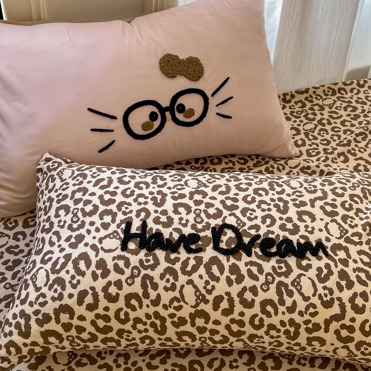 91家纺网 家纺一手货源 找家纺 沐慕 2026新款卡通毛巾绣云朵棉四件套-豹纹大眼猫 豹纹大眼猫-粉