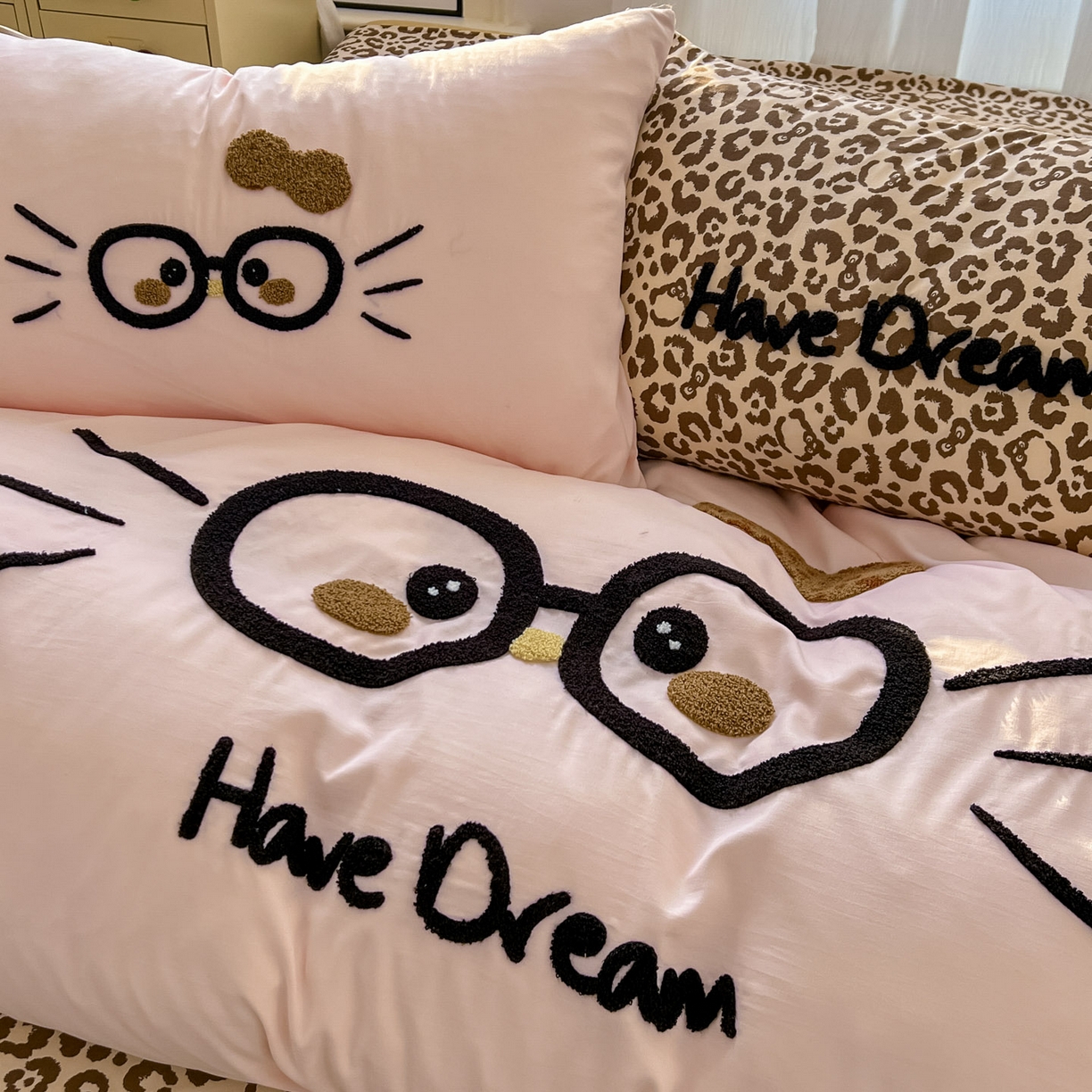 91家纺网 家纺一手货源 找家纺 （总）沐慕 2026新款卡通毛巾绣云朵棉四件套-豹纹大眼猫