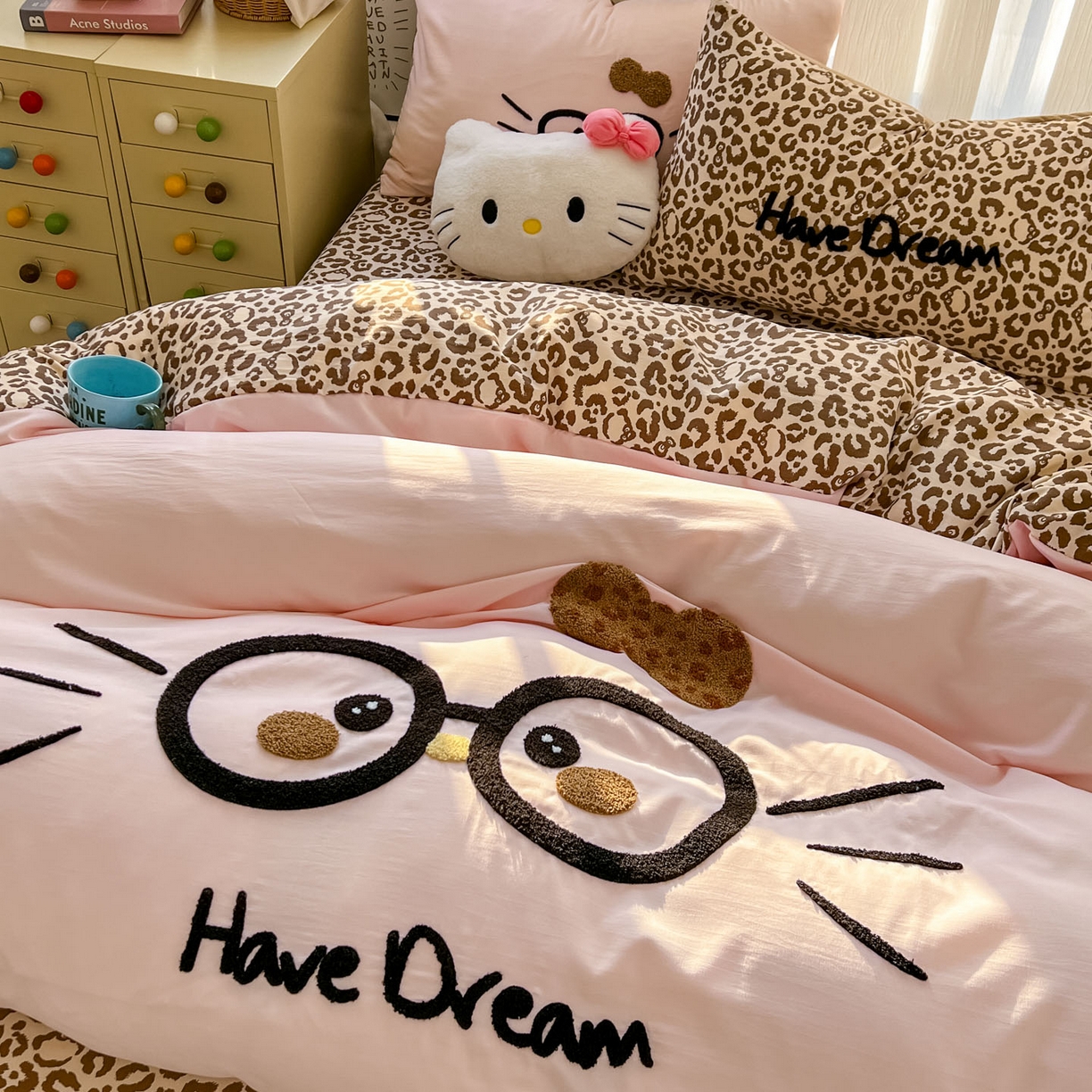 91家纺网 家纺一手货源 找家纺 沐慕 2026新款卡通毛巾绣云朵棉四件套-豹纹大眼猫 豹纹大眼猫-粉