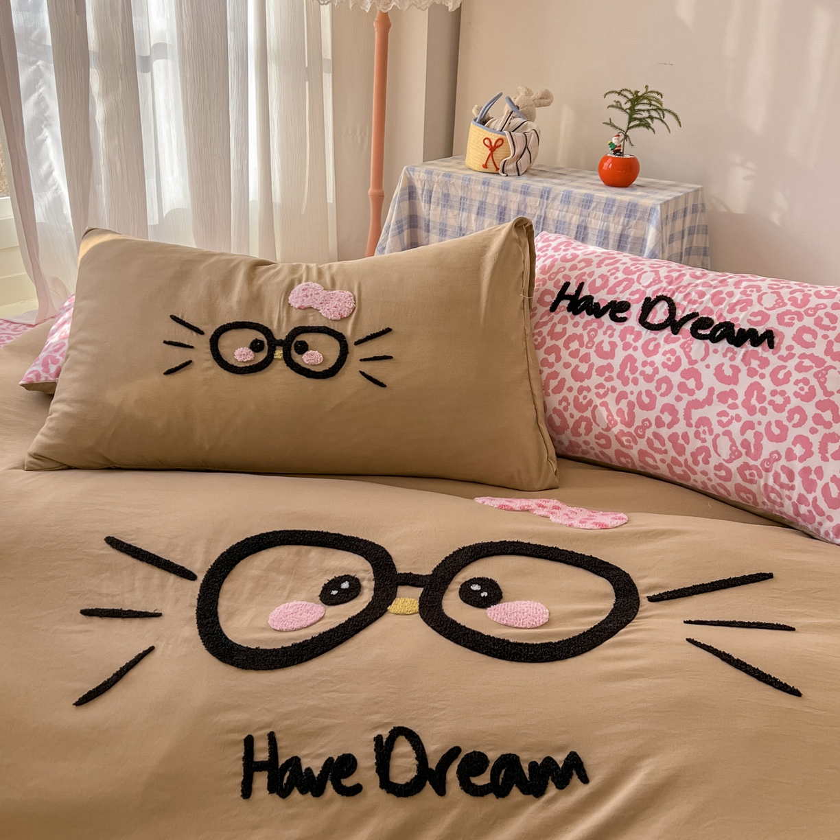 91家纺网 家纺一手货源 找家纺 沐慕 2026新款卡通毛巾绣云朵棉四件套-豹纹大眼猫 豹纹大眼猫-咖