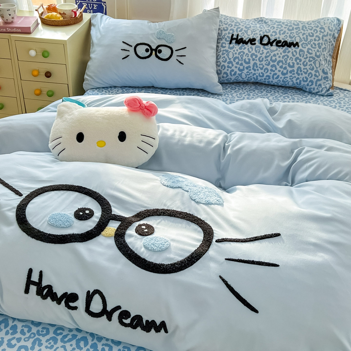 91家纺网 家纺一手货源 找家纺 沐慕 2026新款卡通毛巾绣云朵棉四件套-豹纹大眼猫 豹纹大眼猫-浅蓝