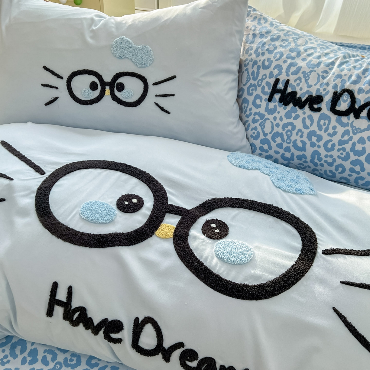 91家纺网 家纺一手货源 找家纺 沐慕 2026新款卡通毛巾绣云朵棉四件套-豹纹大眼猫 豹纹大眼猫-浅蓝