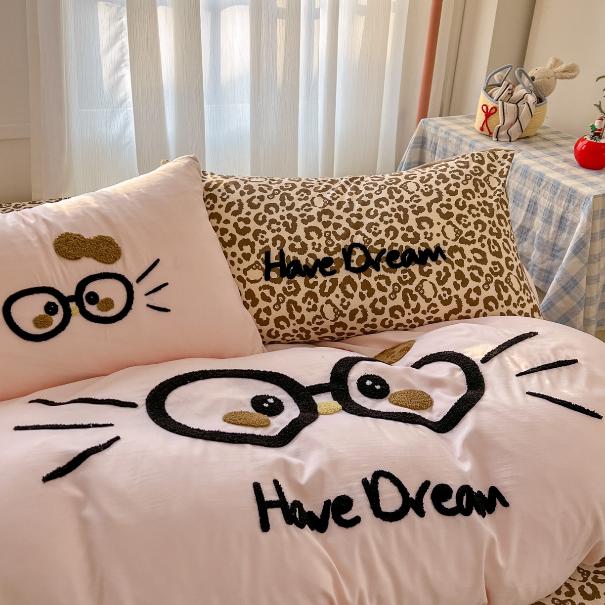 91家纺网 家纺一手货源 找家纺 沐慕 2026新款卡通毛巾绣云朵棉四件套-豹纹大眼猫 豹纹大眼猫-粉