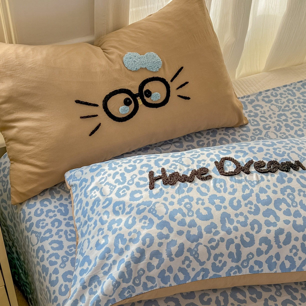 91家纺网 家纺一手货源 找家纺 沐慕 2026新款卡通毛巾绣云朵棉四件套-豹纹大眼猫 豹纹大眼猫-咖蓝