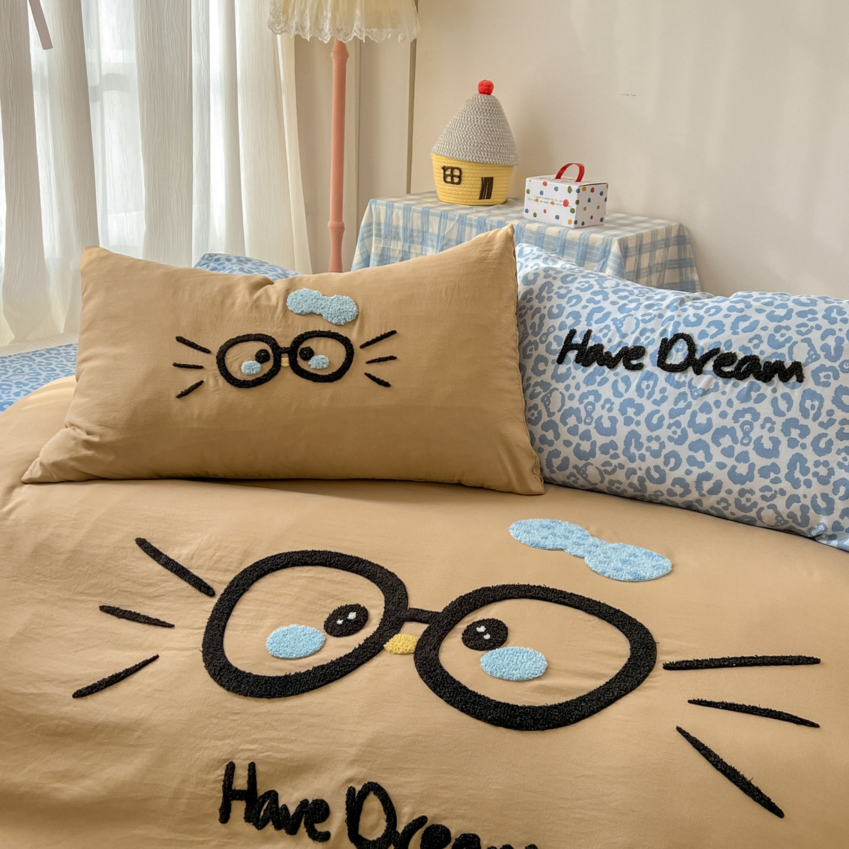 91家纺网 家纺一手货源 找家纺 沐慕 2026新款卡通毛巾绣云朵棉四件套-豹纹大眼猫 豹纹大眼猫-咖蓝
