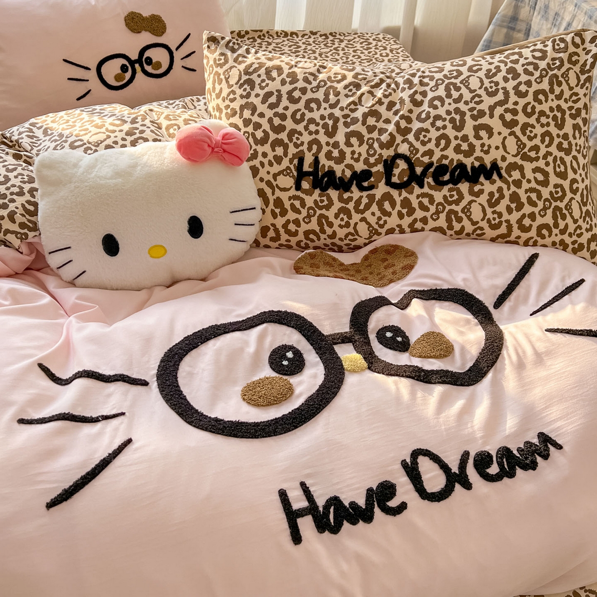 91家纺网 家纺一手货源 找家纺 沐慕 2026新款卡通毛巾绣云朵棉四件套-豹纹大眼猫 豹纹大眼猫-粉