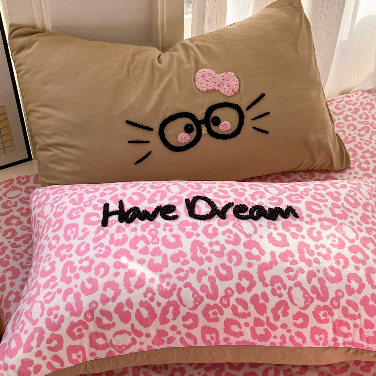 91家纺网 家纺一手货源 找家纺 沐慕 2026新款卡通毛巾绣云朵棉四件套-豹纹大眼猫 豹纹大眼猫-咖