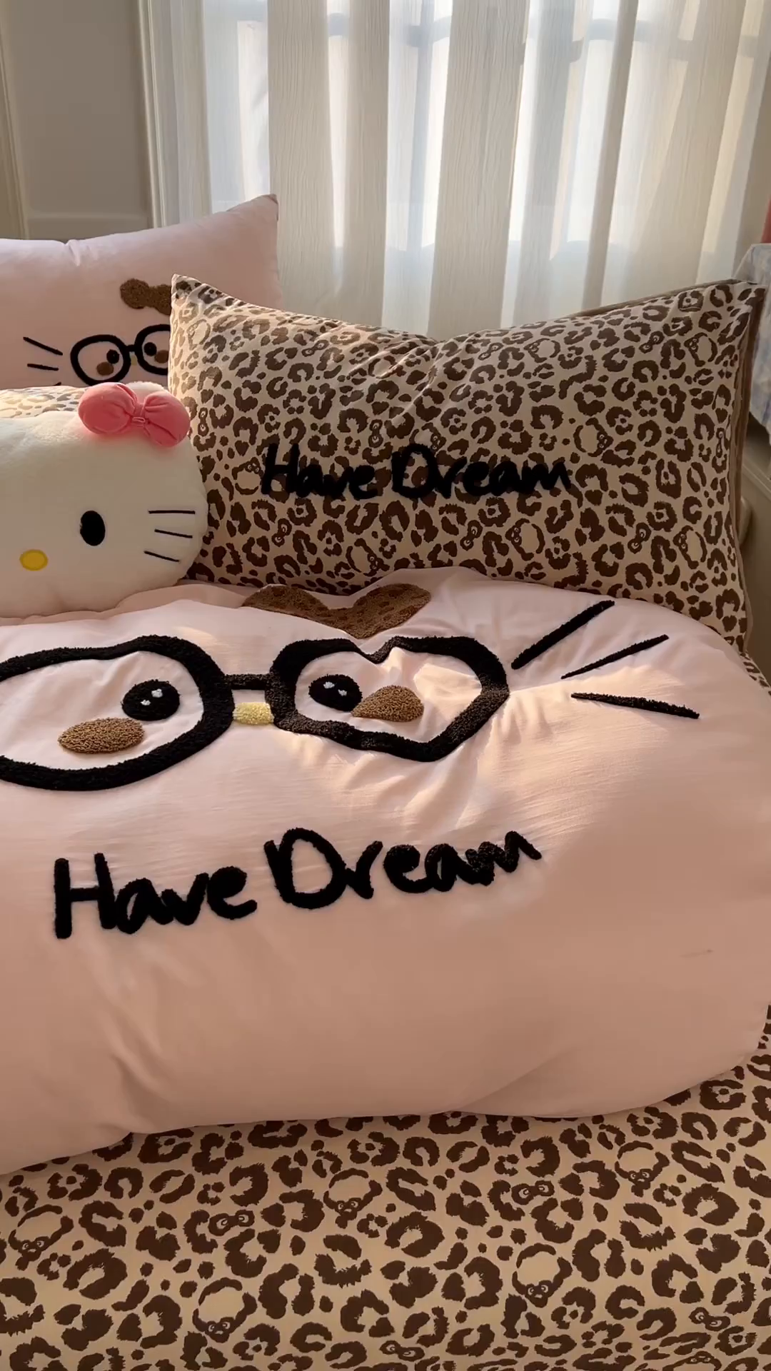 91家纺网 家纺一手货源 找家纺 沐慕 2026新款卡通毛巾绣云朵棉四件套-豹纹大眼猫 豹纹大眼猫-粉