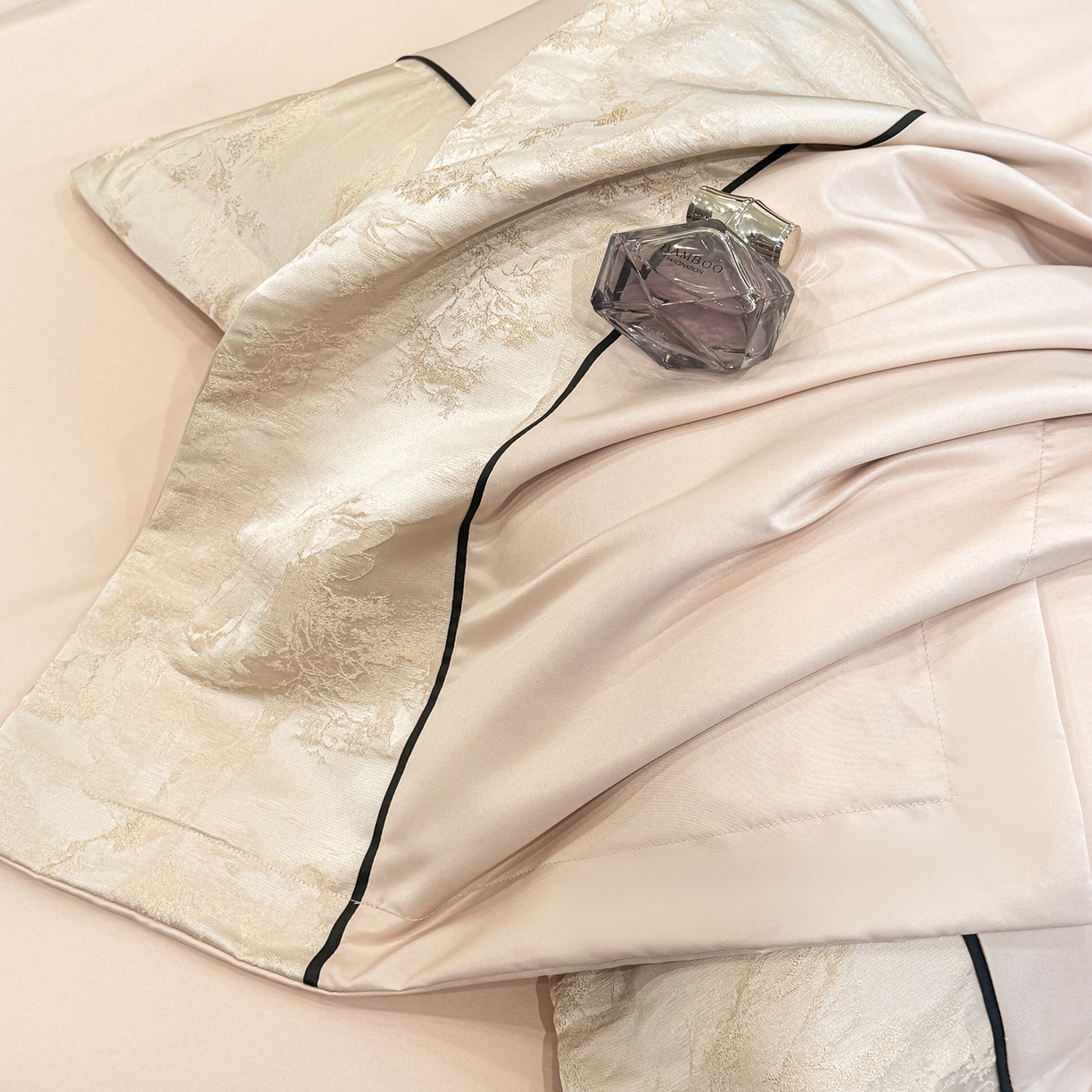 91家纺网 家纺一手货源 找家纺 狂想家 2026新款简约浮雕大提花四件套 香槟金